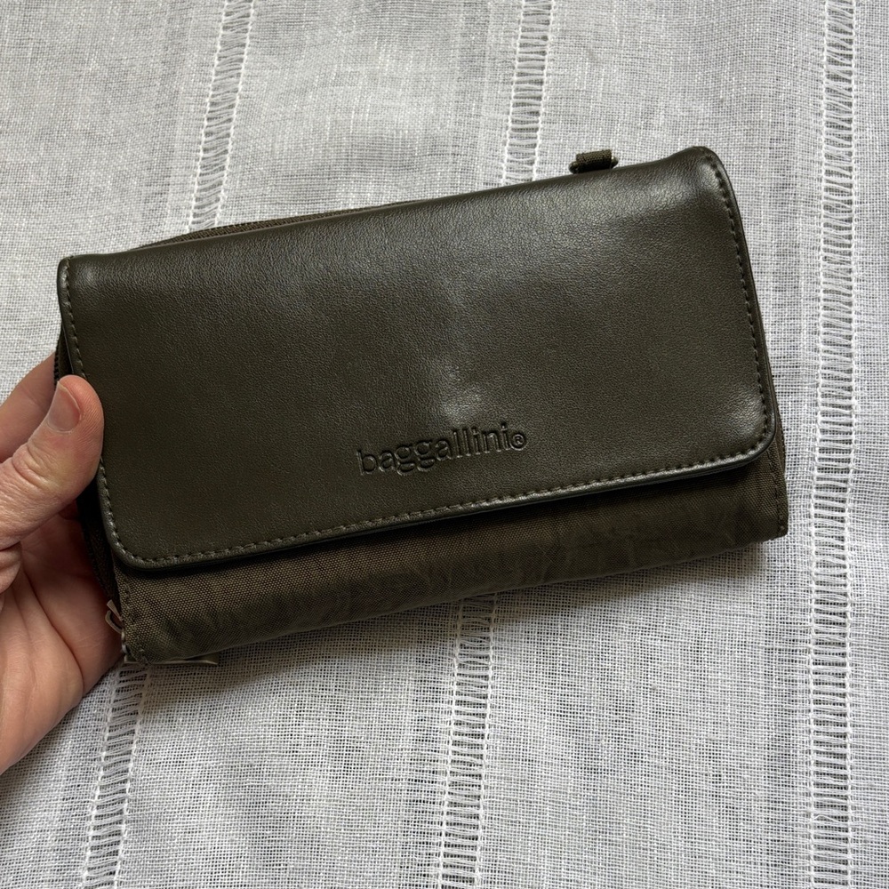 Baggallini phone wallet crossbody bag in olive green nylon and faux leather